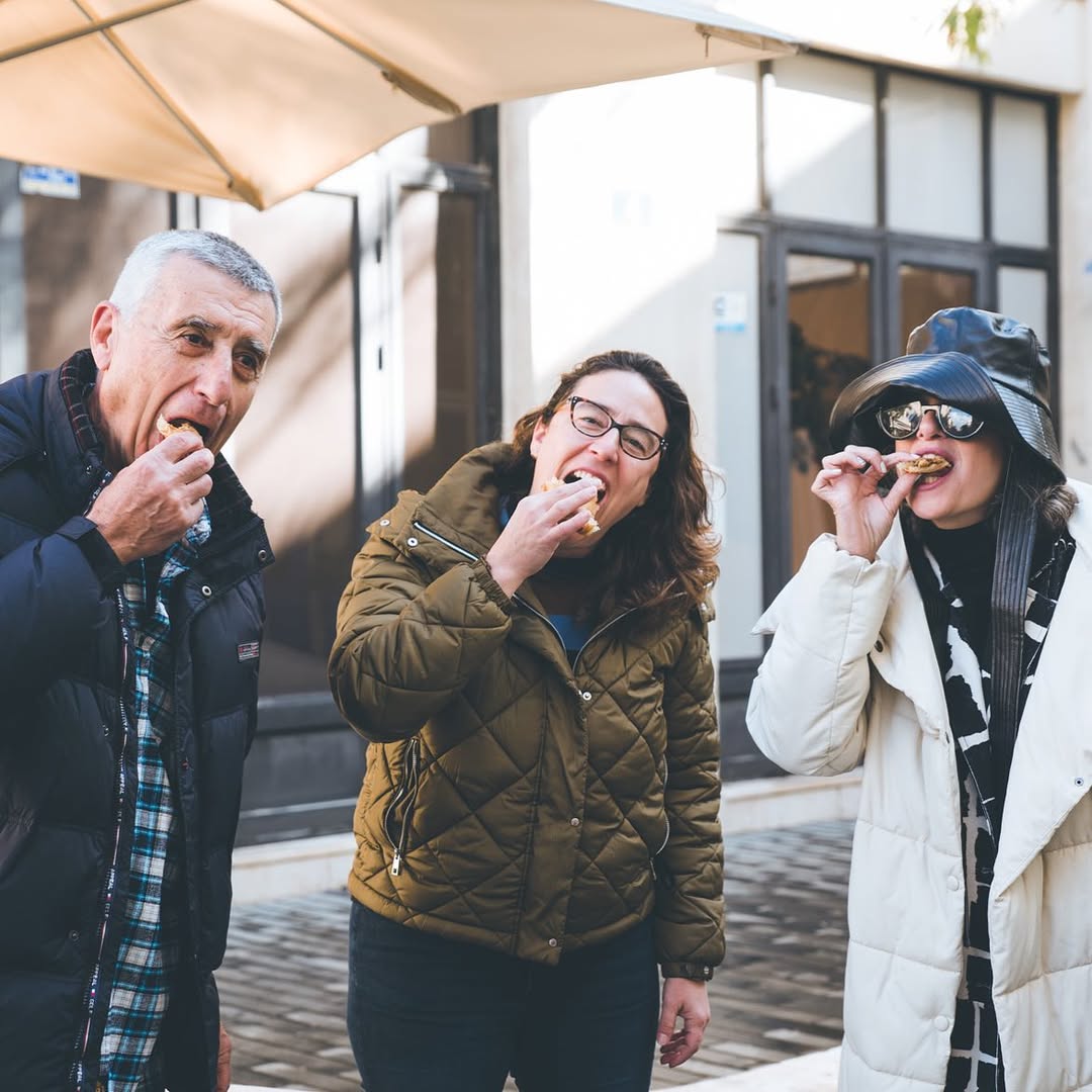 נהנים מביס מתוק במהלך סיור מאפים וקפה בחיפה בעיר התחתית.